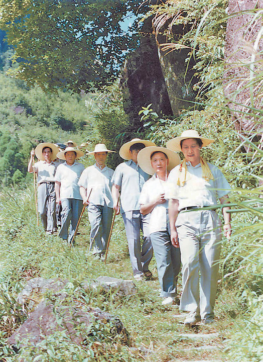 Il 19 luglio 1989, Xi Jinping, allora Segretario del Comitato della Prefettura di Ningde del PCC e i suoi colleghi si sono recati a Xiadang per effettuare ricerche