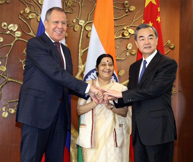 Chanceler chinês encontra-se com colegas da Índia e Rússia