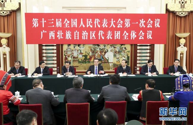 Li Keqiang participa da reunião da delegação de Guangxi