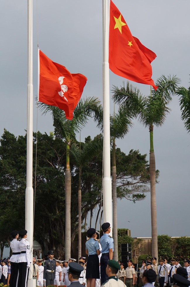 Jovens de Hong Kong participam da cerimônia de hasteamento da bandeira nacional