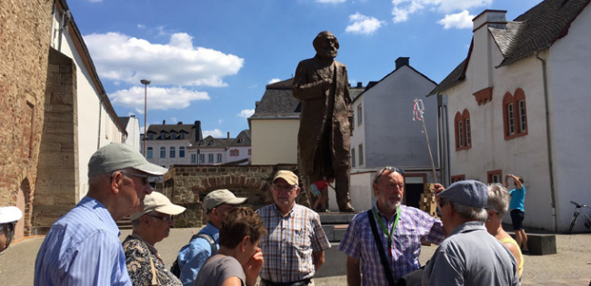 Estátua de Karl Marx doada pela China se torna paisagem popular de Trier, na Alemanha