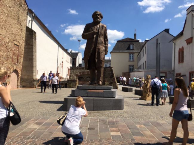 Estátua de Karl Marx doada pela China se torna paisagem popular de Trier, na Alemanha