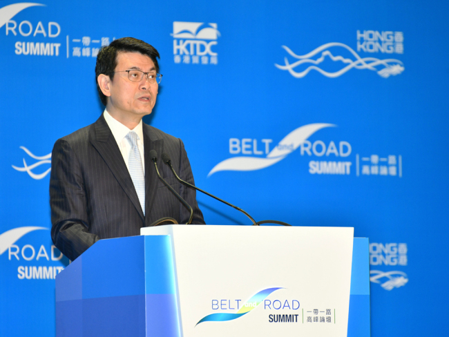 Secretário do Comércio e Desenvolvimento de Hong Kong critica guerra comercial