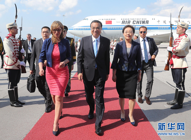 Li Keqiang desembarca em Sófia, iniciando visita à Bulgária