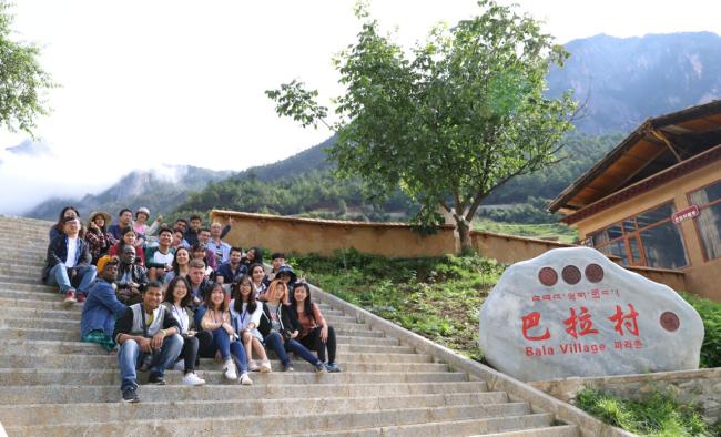 21 estudantes internacionais exploram a cidade de Yunnan da China