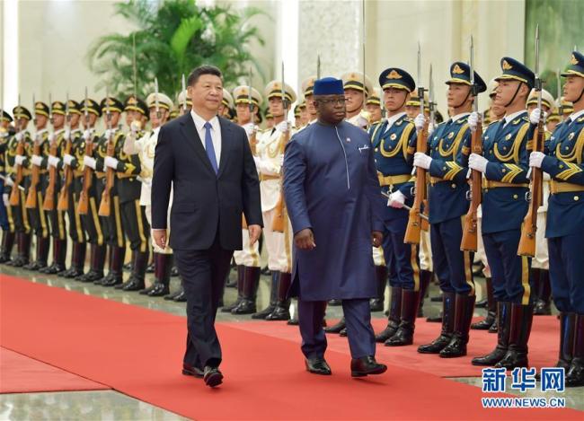 Xi Jinping conversa com presidente de Serra Leoa