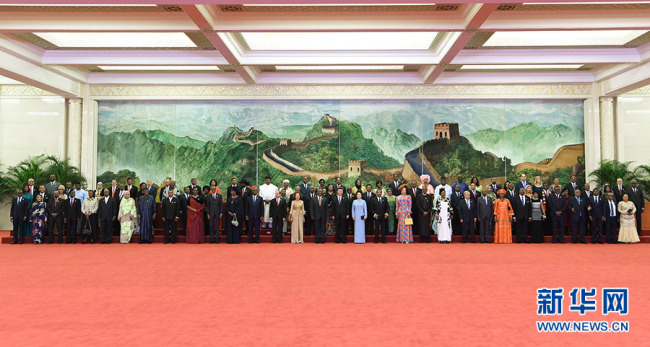 Xi Jinping e Peng Liyuan oferecem banquete aos líderes africanos e suas esposas