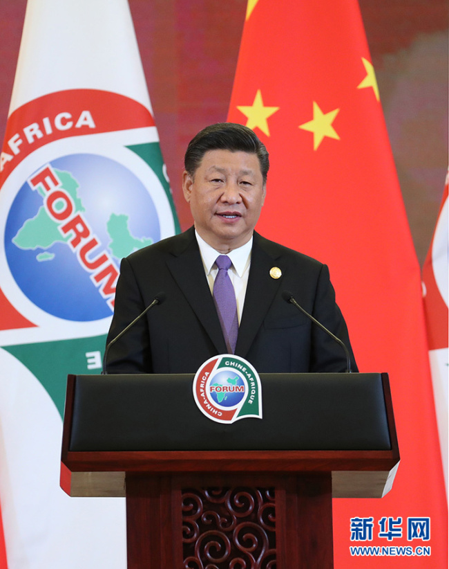 Xi Jinping e Peng Liyuan oferecem banquete aos líderes africanos e suas esposas