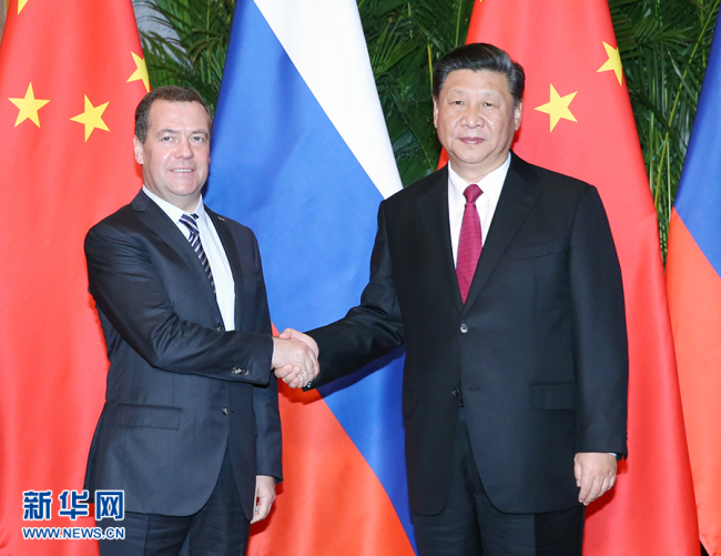 Xi Jinping encontra-se com premiê russo em Shanghai