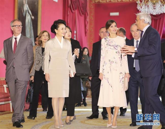 Primeira-dama chinesa assiste óperas no Teatro Real da Espanha