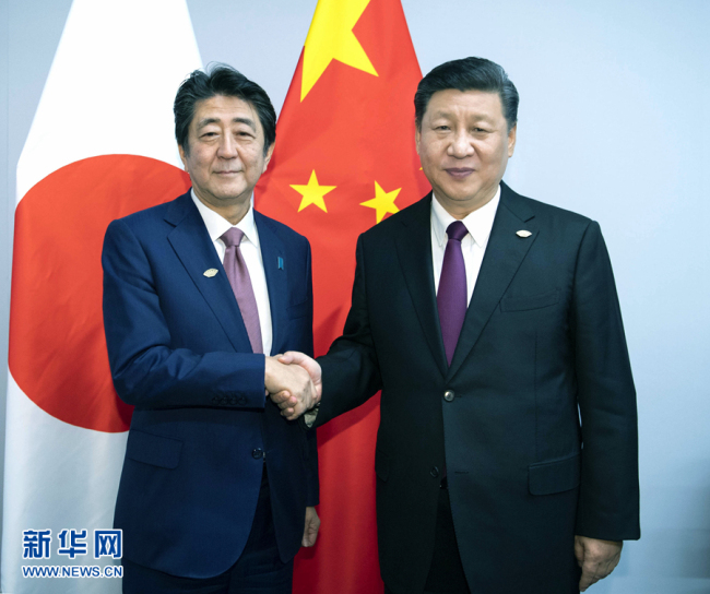 Xi Jinping encontra-se com o primeiro-ministro japonês