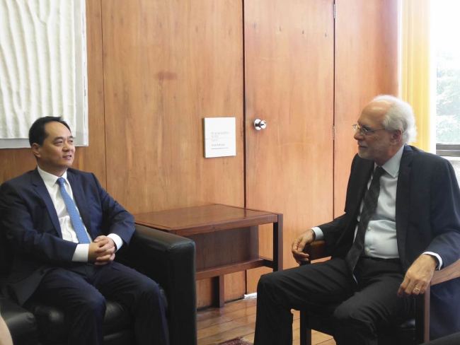Embaixador chinês reúne-se com alto oficial do Itamarty no Brasil