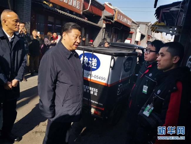 Xi Jinping visita entregadores na véspera do Ano Novo Chinês