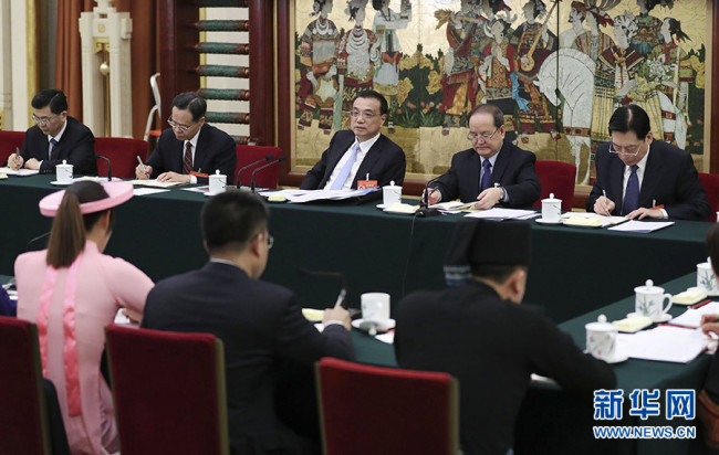 Li Keqiang delibera relatório de trabalho do governo com representantes de Guangxi