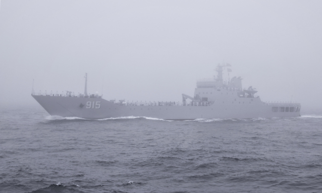 Xi Jinping participa do desfile naval em comemoração aos 70 anos da marinha chinesa