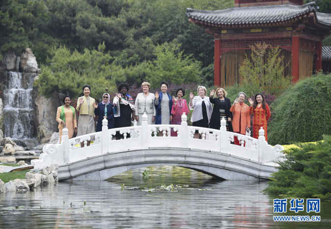 Peng Liyuan convida cônjuges de líderes estrangeiros para assistirem à ópera chinesa