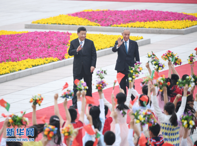 Xi Jinping conversa com Marcelo Rebelo de Sousa
