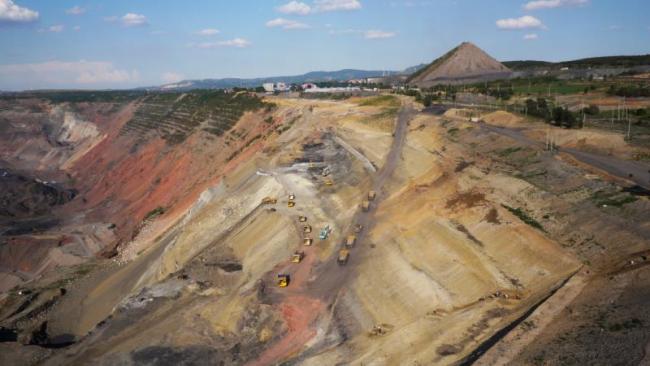 A maior mina asiática de carvão a céu aberto vira destino de lazer para moradores locais