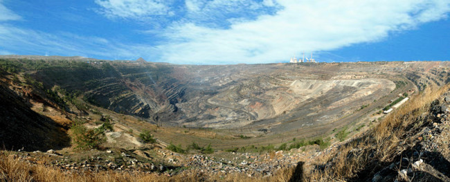 A maior mina asiática de carvão a céu aberto vira destino de lazer para moradores locais