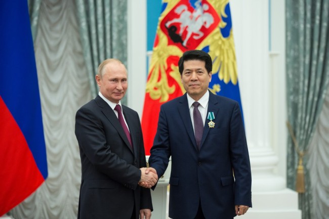 Embaixador chinês na Rússia recebe Medalha Nacional Russa   
