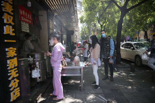 Lanchonete de Wuhan atrai muitos clientes após recuperação de operação