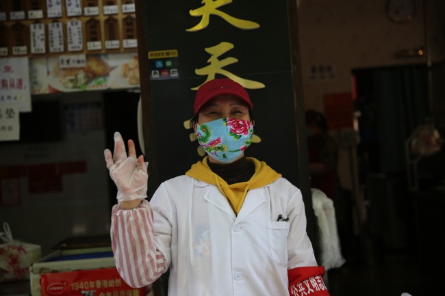 Lanchonete de Wuhan atrai muitos clientes após recuperação de operação