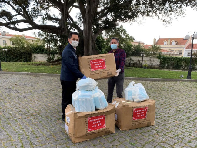 Embaixada da China oferece materiais de proteção contra a  epidemia à comunidade chinesa em Portugal