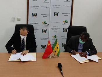 (Embaixador chinês Wang Wei e ministro da Saúde de São Tomé e Príncipe assinam acordo de cooperação. )