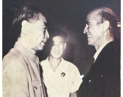 Pedro Pomar visto  o primeiro-ministro chinês, Zhou Enlai, em 1972.