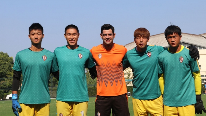 Everton Santos experimenta modelo de treinamento de jogadores de futebol na China