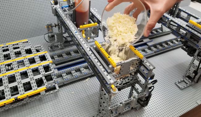 Pai e filho canadenses criam máquina de pizza com blocos de LEGO