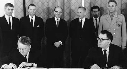 Representantes dos EUA e da União Soviética assinaram o Tratado de Não Proliferação de Armas Nucleares (TNP)
