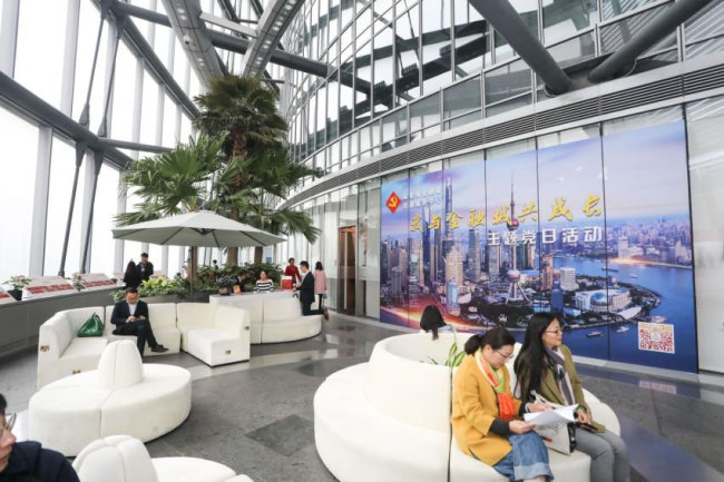 Membros do PCCh e cidadãos aprendem no edifício mais alto de Shanghai