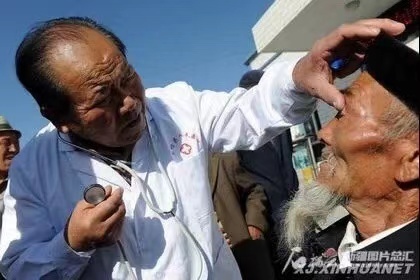 Tratar residentes de todas as etnias no distrito de Wuqia com coração bondoso