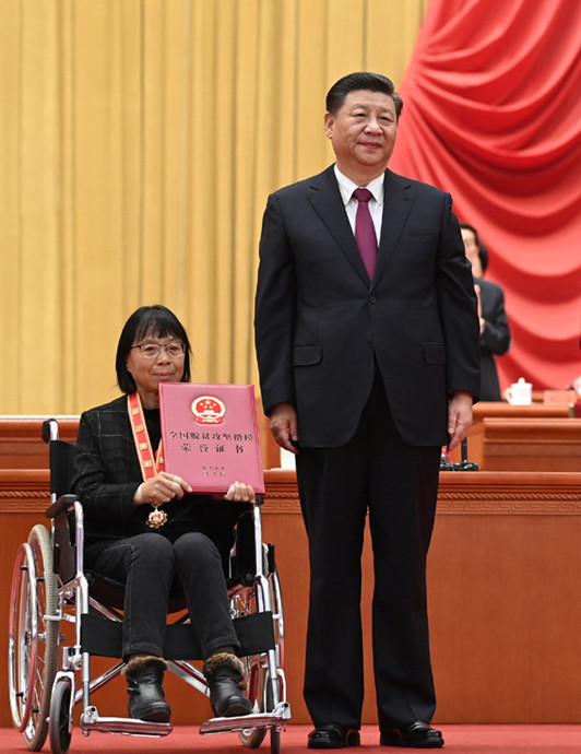 Na Conferência Nacional de Resumo e Louvor para o Alívio da Pobreza, realizada no dia 25 de fevereiro de 2021, Xi Jinping confere prêmio à professora Zhang Guime