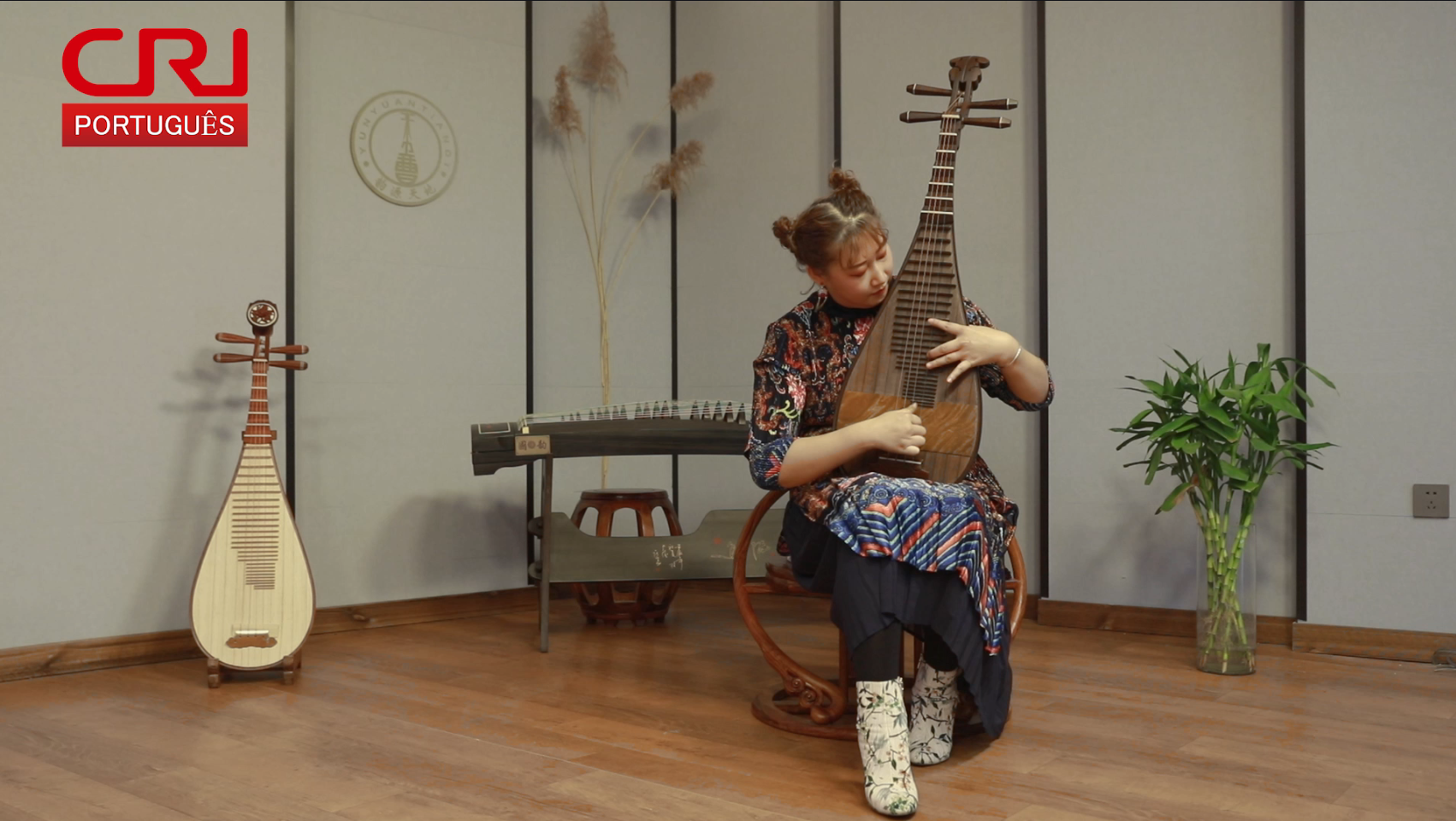 Êxodo, música adaptada e interpretada com o instrumento tradicional de quatro cordas da China