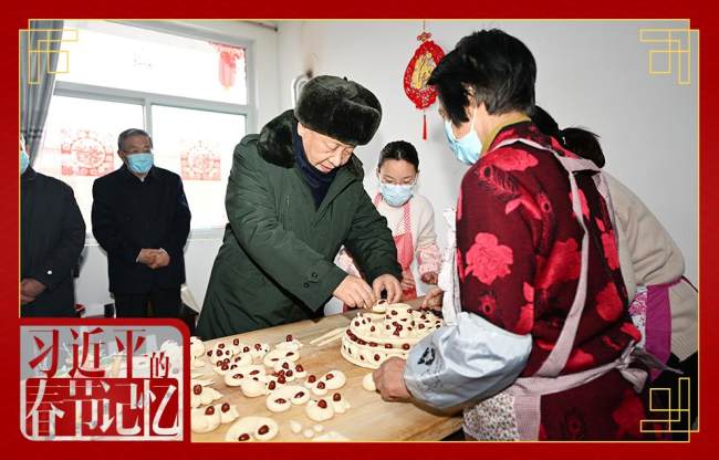 Em 26 de janeiro de 2022, Xi Jinping preparou pratos do Ano Novo junto com residentes da vila Fengnanyuan, na cidade de Linfen.