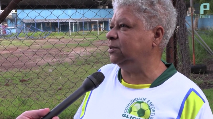 Projeto liderado por ex-moradora de rua forma craques do futebol
