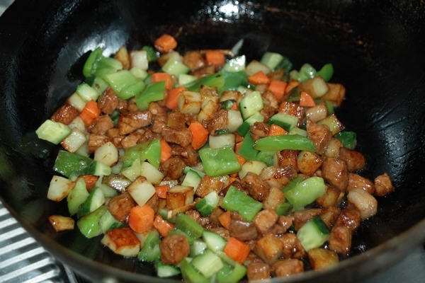 Cubuleţe de carne şi legume asortate călite(Shijin chao rouding)