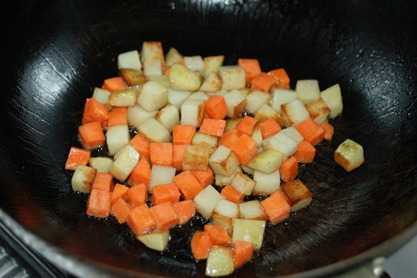 Cubuleţe de carne şi legume asortate călite(Shijin chao rouding)