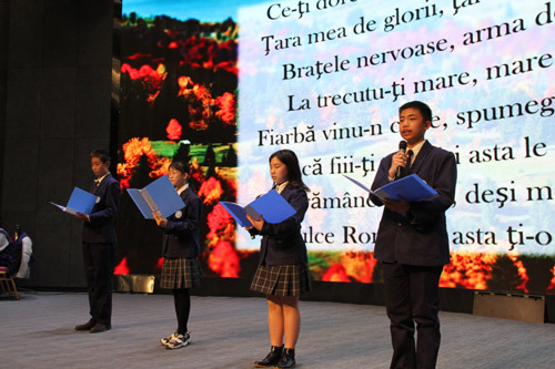Patru elevi chinezi recită poezia ,,Ce-ţi doresc eu ţie, dulce Românie” de Mihai Eminescu.