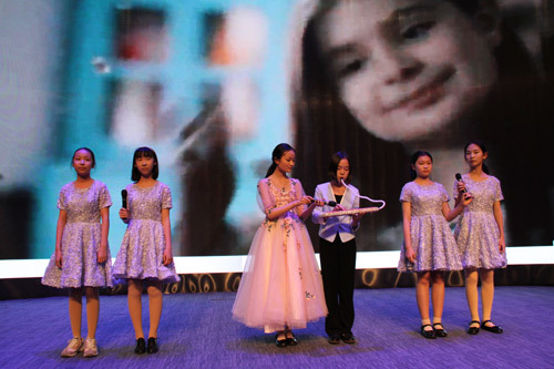 Șase fete interpretează cântecul ,,La oglindă ”.