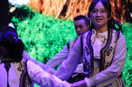 Li Yixuan prezintă împreună cu colegii ei un dans popular rămânesc.