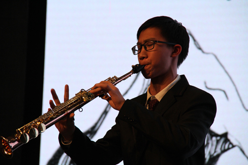 Elevul Cao Yueting interpretează la saxofon Imnul României)