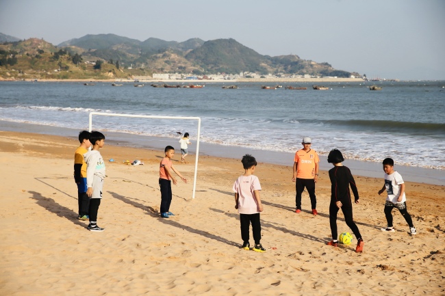 Fratele Long, "terenul de 100 de yuani" și copiii pasionați de fotbal (I)