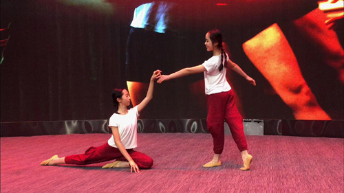 Două fete prezintă un dans popular chinezesc.
