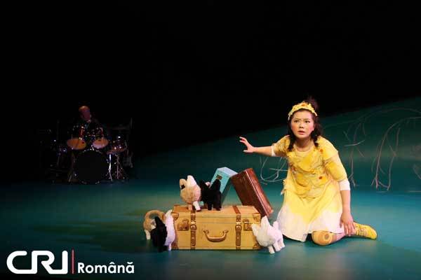 Piesa de teatru „Copacul" a emoţionat copiii români