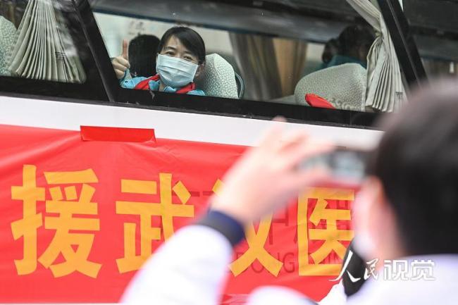 Medicii pornesc la drum pentru a-și ajuta colegii de breaslă din Wuhan.