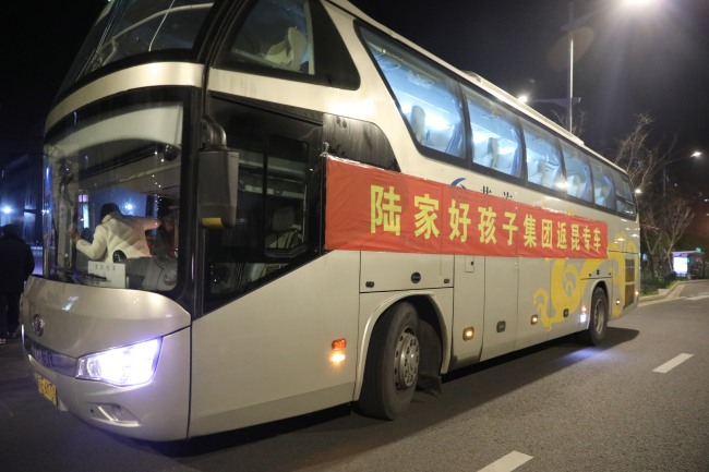 Autoritățile locale au trimis autocare în diferite localități ca să transporte angajații Grupului Goodbaby la Kunshan în timpul reluării producției