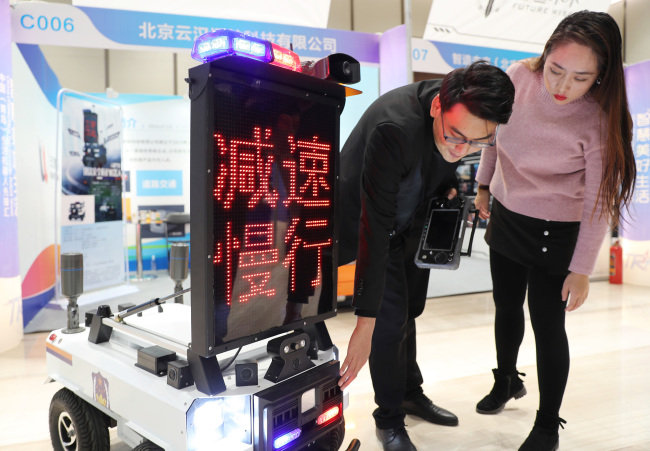 Un producător de roboți face prezentări despre un robot-polițist în trafic.